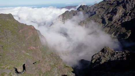 Drohnen-Felsen,-Neblige-Wolken,-Berge,-Madeira,-Portugal