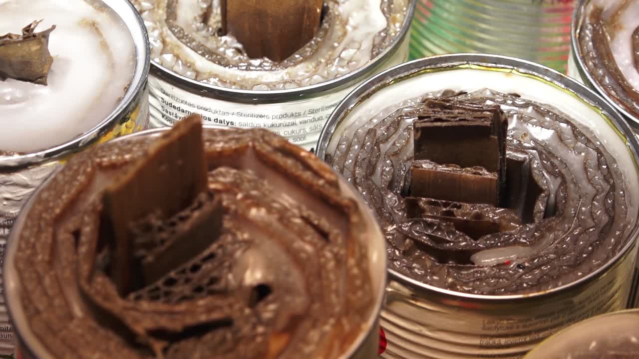 las velas de trinchera están hechas por ayudantes voluntarios