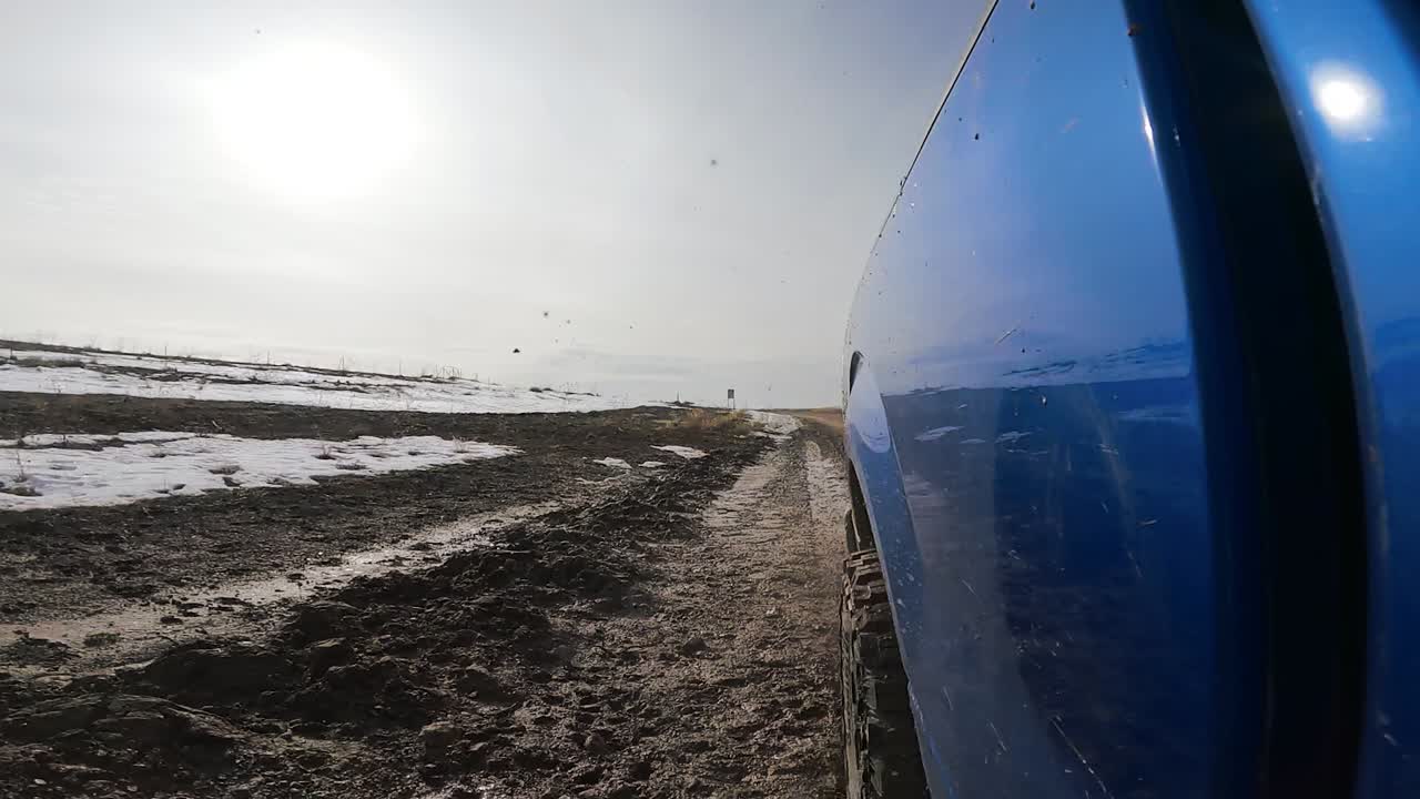 트럭이 험준한 트레일을 주행할 때 진흙과 흙이 차는 시도 - 후면 보기 슬로우 모션