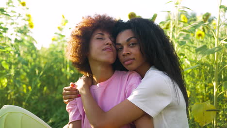 mujeres en un campo de girasoles