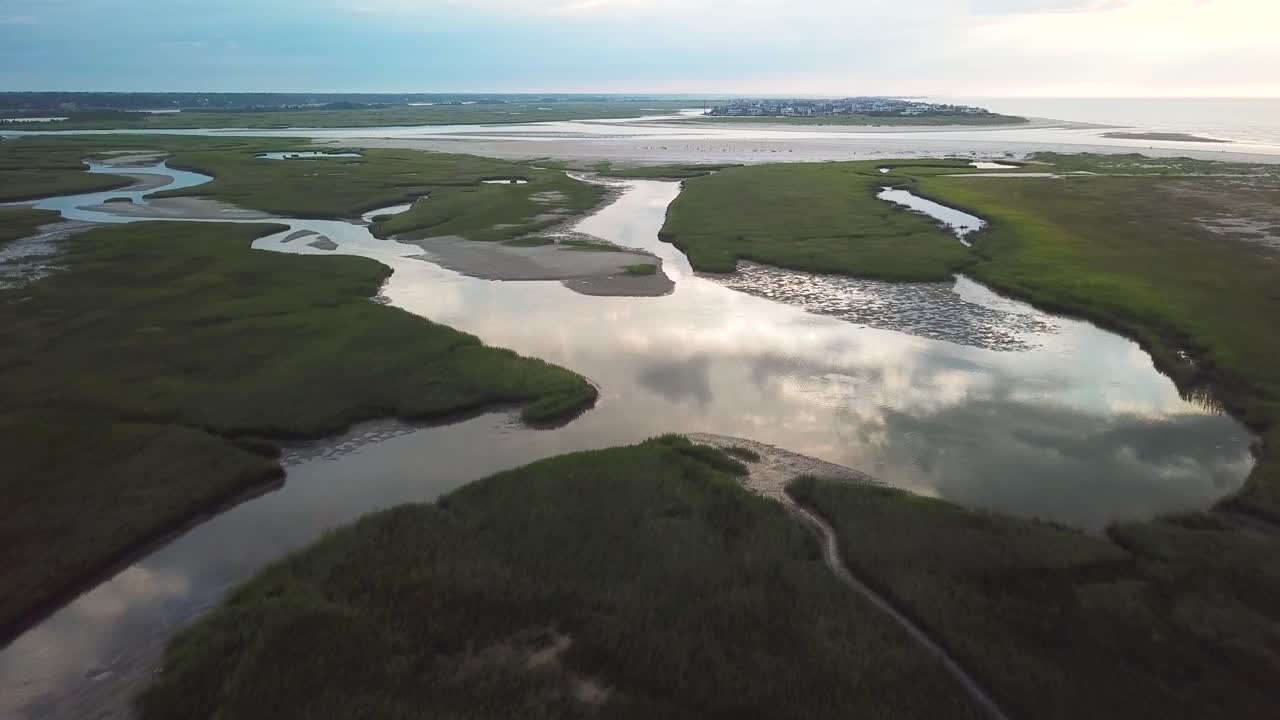 drone de gran altitud sobrevuelo de visión amplia de mason inlet marsh y beach se dirigió hacia la isla figura ocho en wilmington carolina del norte