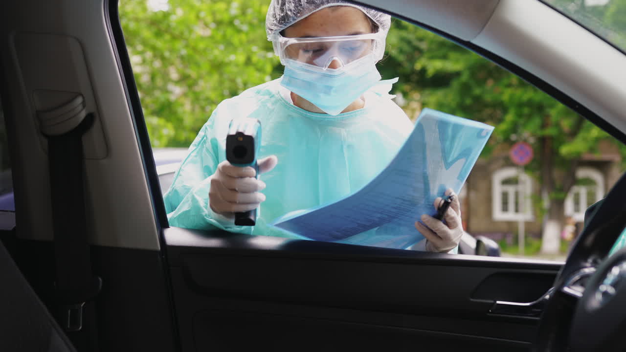 comprobación médica profesional de la temperatura fuera de un automóvil