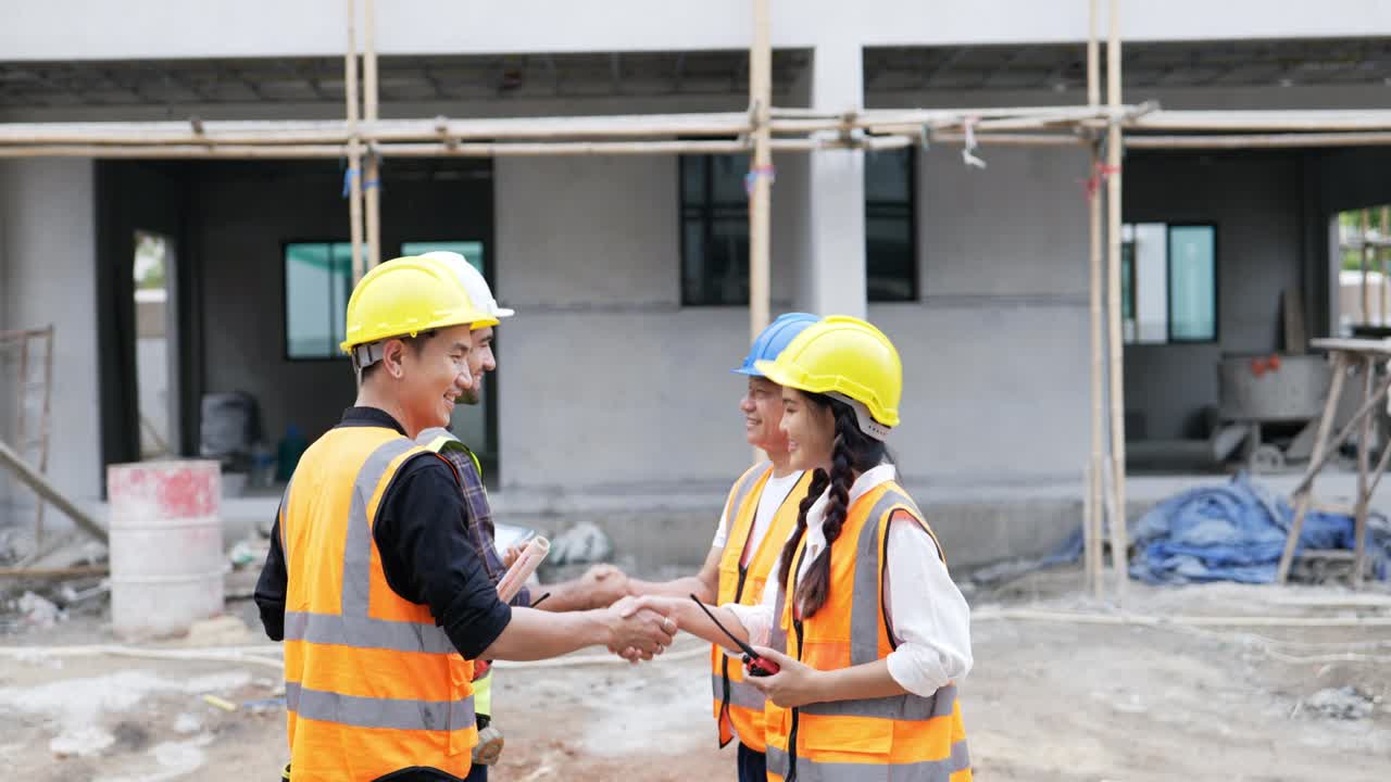 ingeniero civil estrecha la mano y luego mira alrededor del sitio de trabajo.
