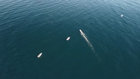 Luftumlaufbahn-Um-Fischereifahrzeuge,-Die-Auf-Das-Offene-Meer-Hinausfahren