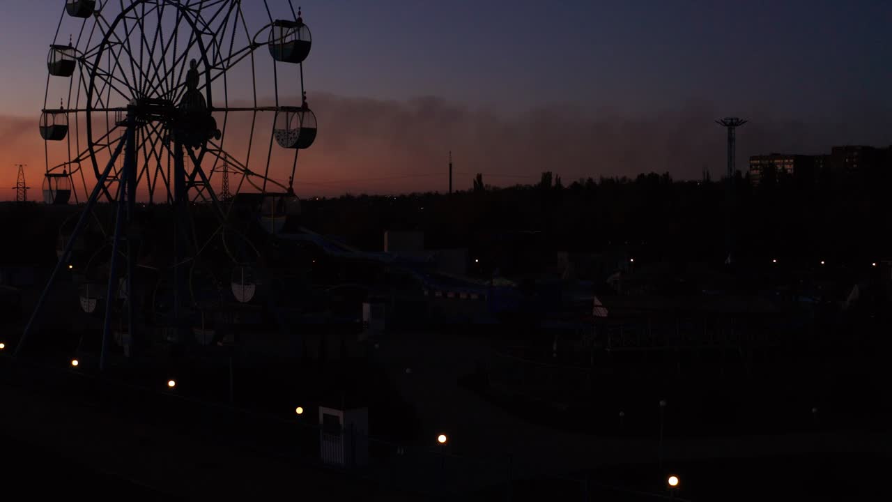 해가 지는 하늘 을 배경 으로 한 페리스  의 실루