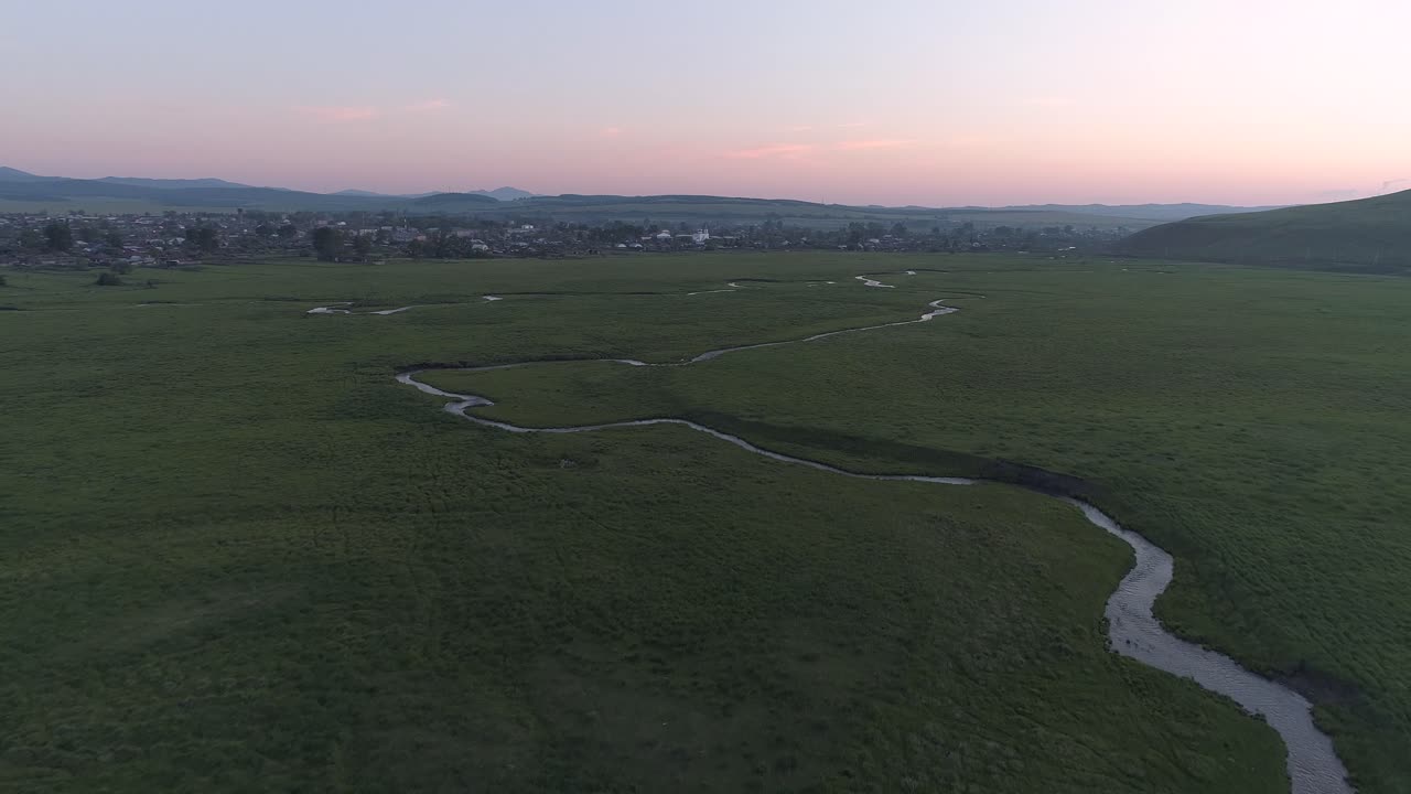 작은 강을 가로질러