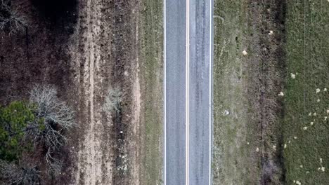 Vista-De-Pájaro-De-Una-Carretera-En-El-Campo