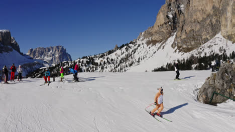 Los-Turistas-Disfrutan-Del-Esquí-En-La-Nieve-En-La-Estación-De-Esquí-En-Dolomitas,-Italia