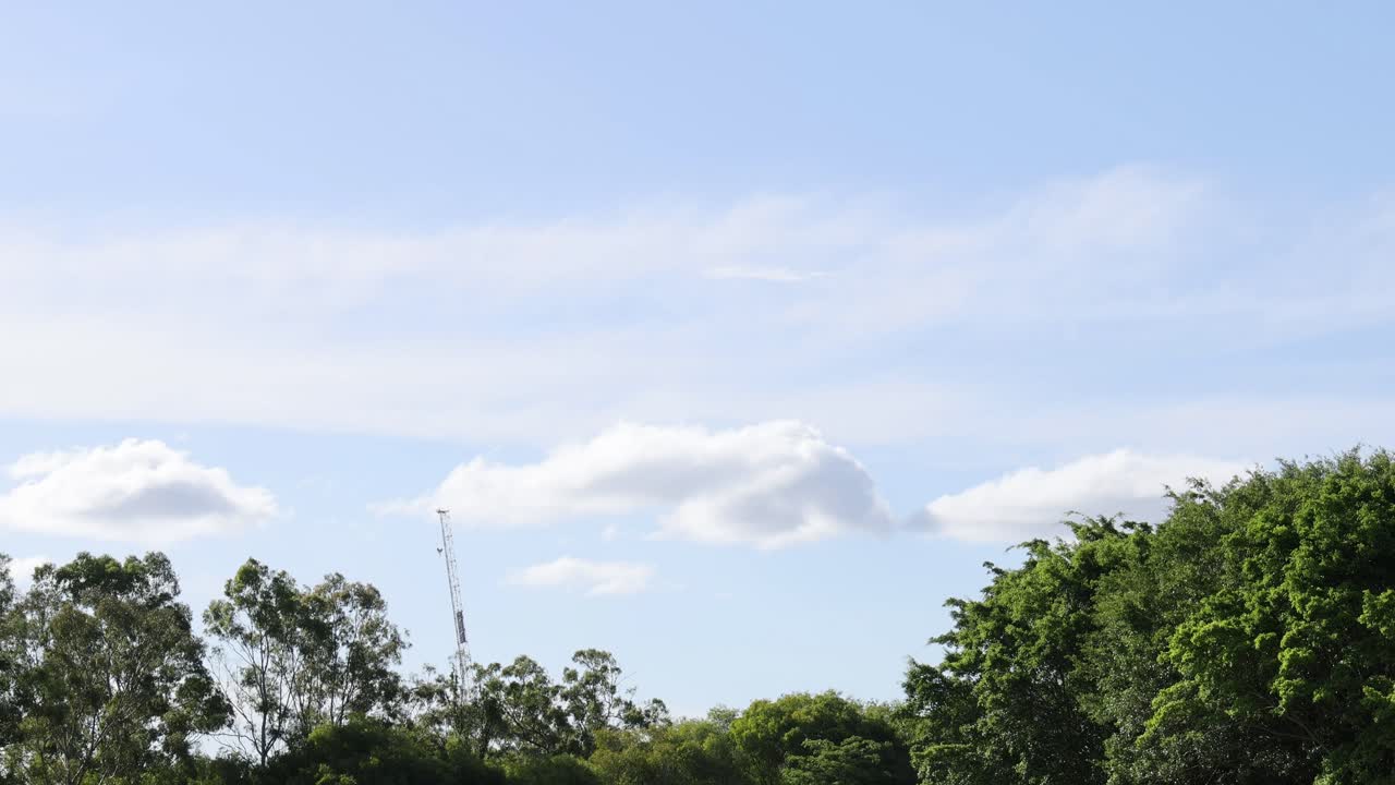 조용 한 골프 코스 위 에 움직이는 구름