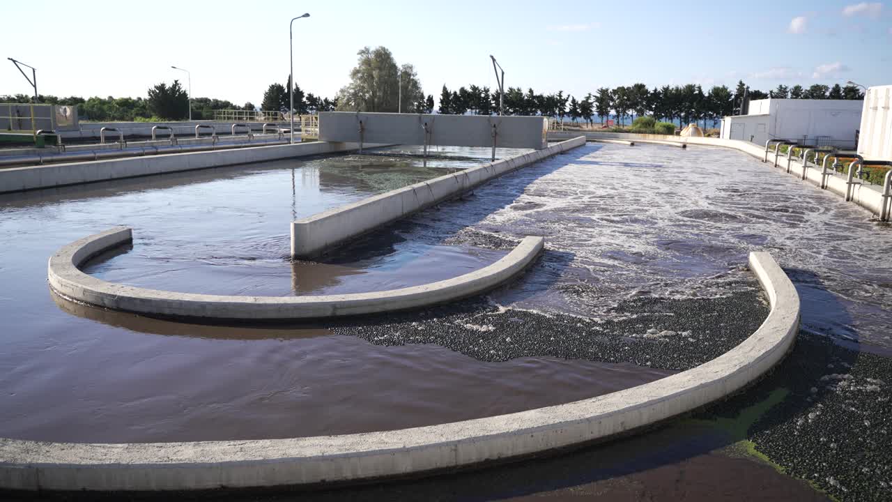 tanque de tratamiento de agua con aguas residuales, proceso de aireación