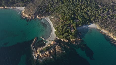 Luftaufnahme-Der-Halbinsel-Pointe-De-La-Galere-Bei-Der-Entdeckung-Von-Fort-De-Bregancon,-Frankreich