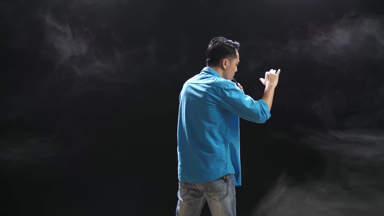 담배 를 피우고 무대에서 노래 를 부르거나 공연 하는 사람