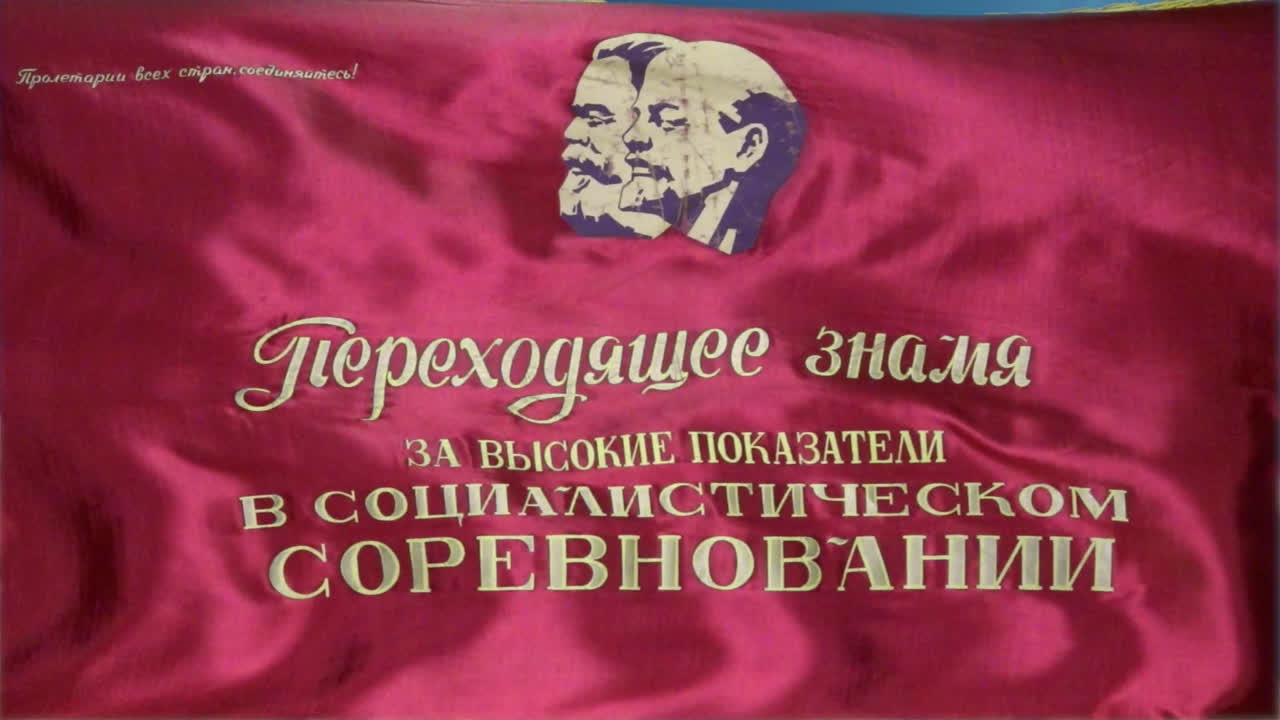 la bandera de propaganda soviética vuela en cámara lenta