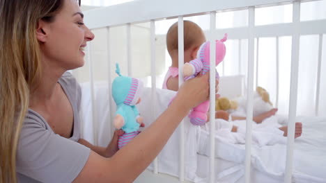 mujer jugando con muñecas con su bebé