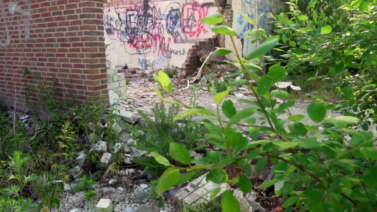 edificio abandonado con graffiti y escombros