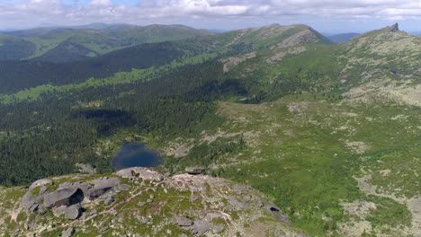 Atemberaubende-Berglandschaft