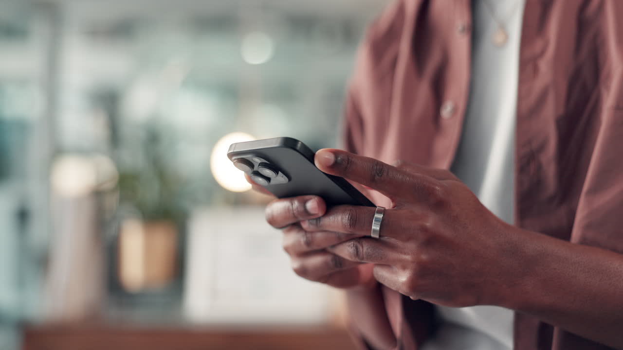 Person, der bruger smartphone indendørs
