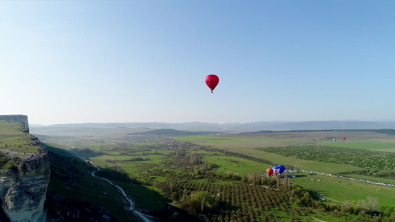 화려한 계곡 위에서 열기 풍선 축제