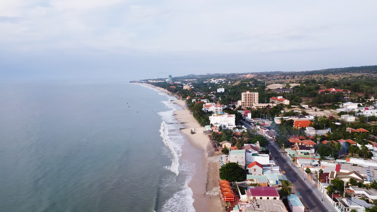 pequeña ciudad costera de vietnam con una pequeña playa de arena afectada por la pérdida de arena, vista aérea de drones