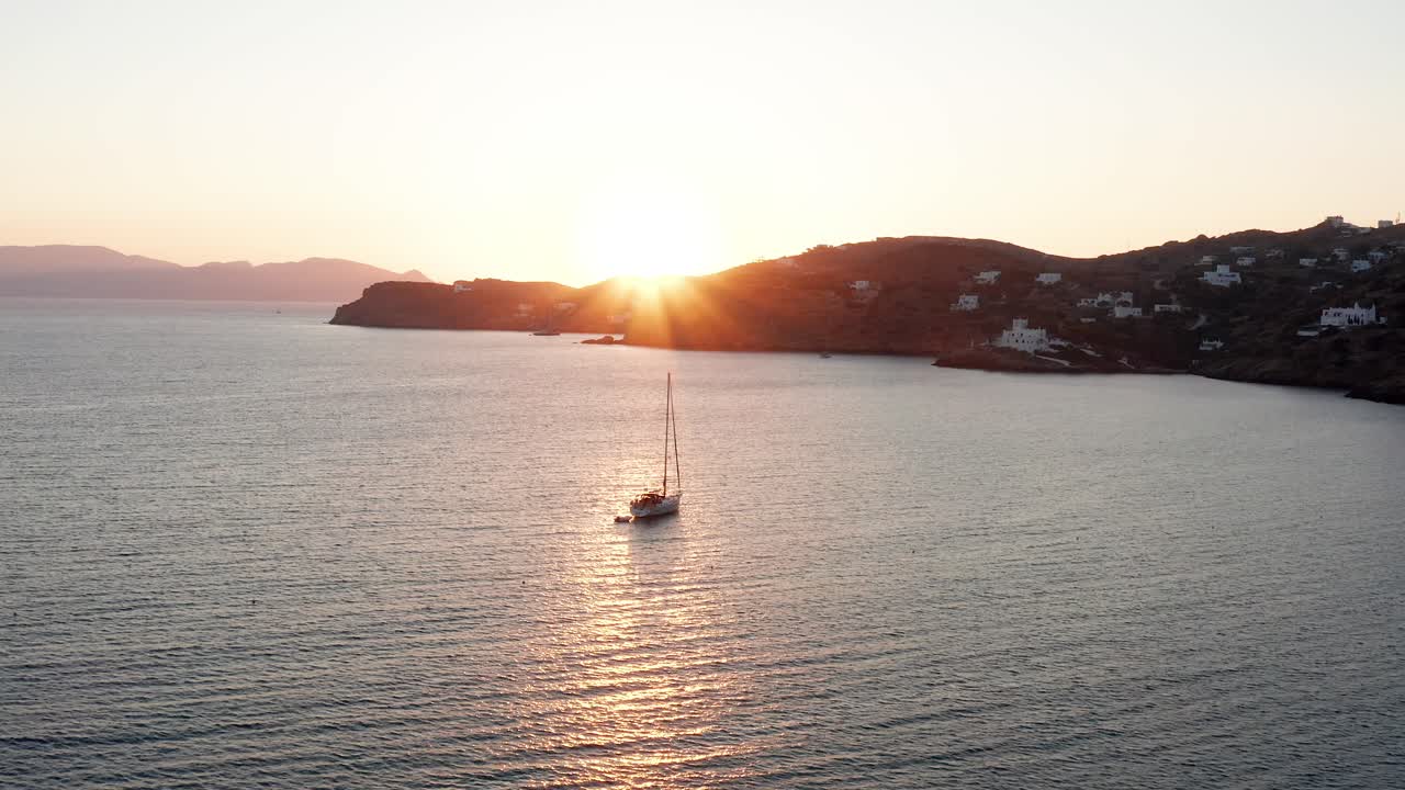 그리스 이오스 섬의 막가나리 해변에서 일몰 동안 보트의 공중 전망