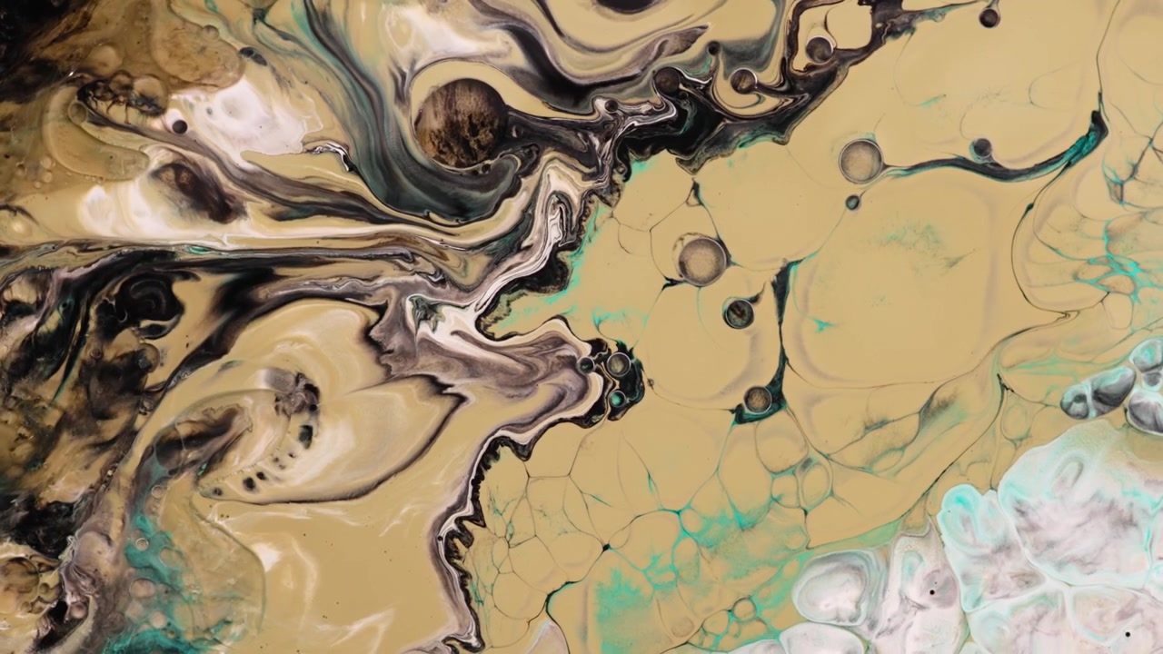 Pittura acrilica che si muove rapidamente