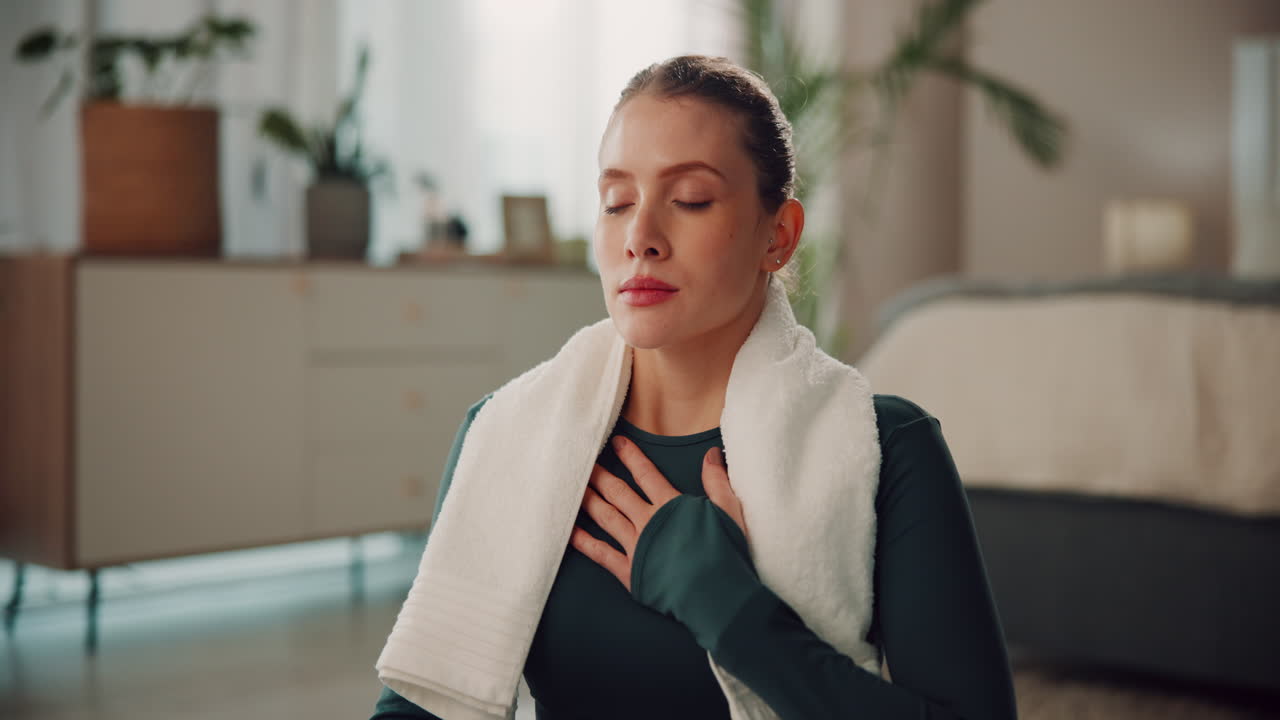 가정 에서 운동 을 하는 동안 명상 하는 여자