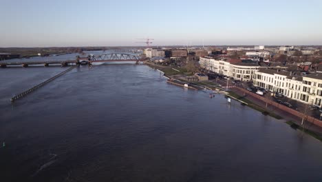 Der-Fluss-Ijssel-Ist-Bei-Hohem-Wasserstand-Im-Winter-Doppelt-So-Groß-Wie-Sein-Vorgänger,-Von-Oben-Gesehen,-Vorbei-Am-Boulevard-Von-Zutphen,-Niederlande