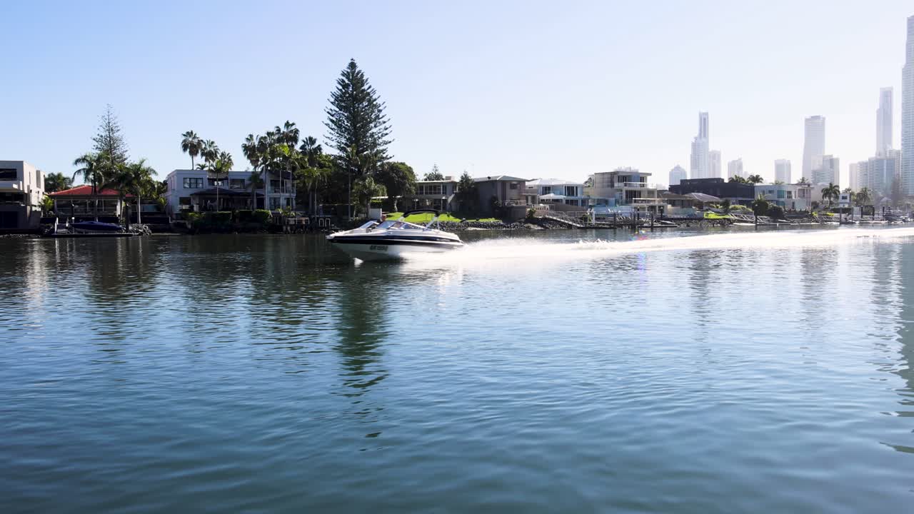 아름다운 운하 를 따라 보트 가 이동 하고 있다