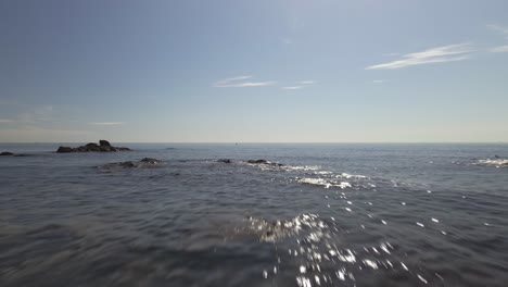 vista aérea de la costa rocosa que avanza hacia el mar