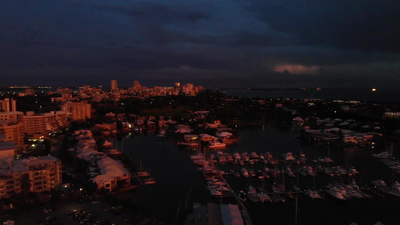 Fulmini spettacolari su Darwin CBD nella stagione delle piogge al tramonto in 4k