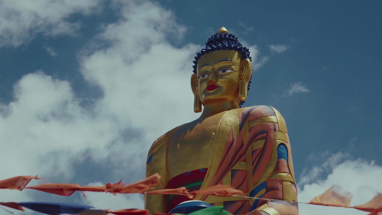 Himalayalar'a bakan görkemli Buda heykeli. Huzurlu Budist atmosferini yansıtan