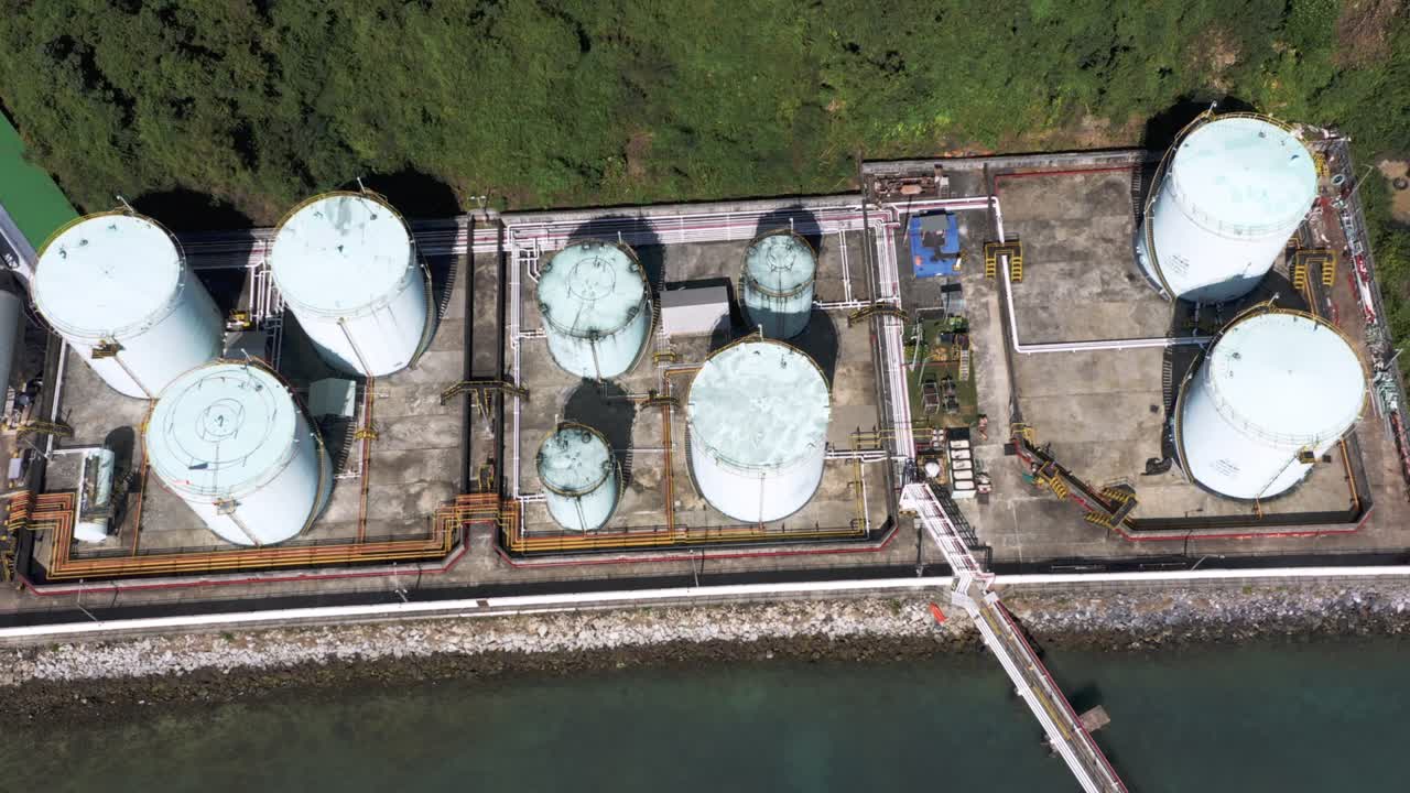 항구에 있는 연료, 석유, 화학, 천연가스 저장 크 및 석유 화학물질을 담은 크 농장 석유 및 가스 터미널의 드론  뷰