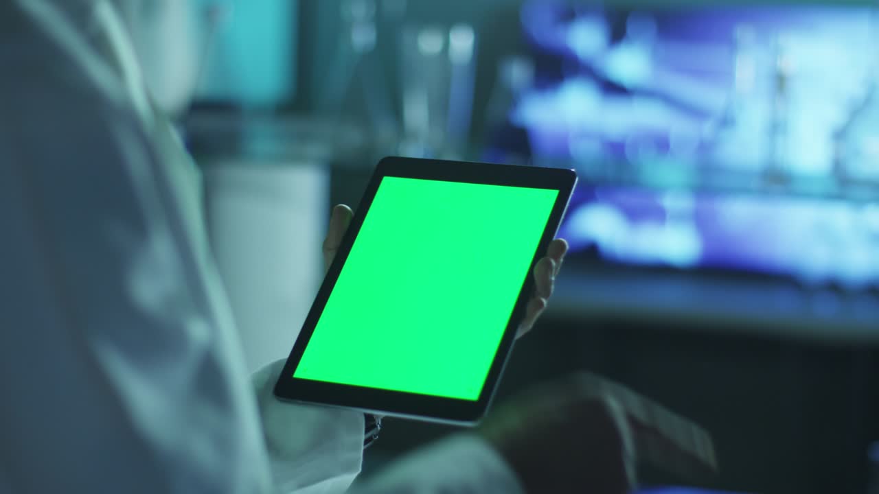 초록색 화면을 가진 태블릿을 포트레이트 모드에서 사용합니다.