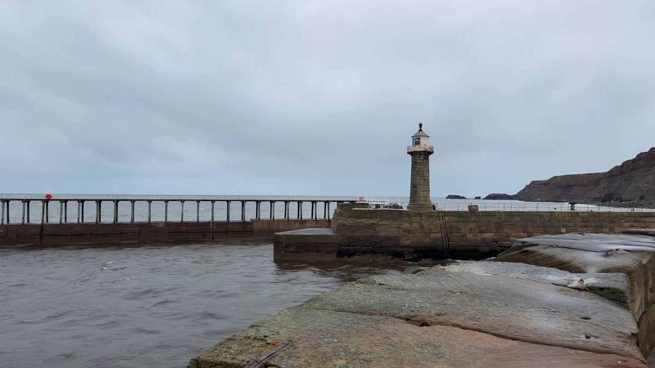 Vista dei moli di Whitby.