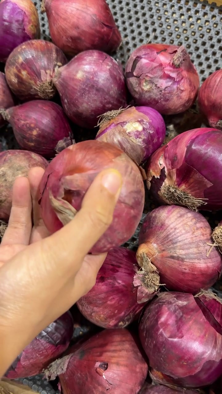 Orang Memilih Bawang Merah Segar di Toko Kelontong.