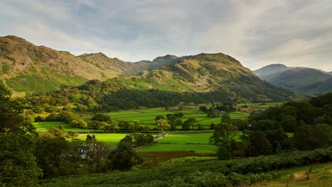 Lake-District-Sommerzeitraffer,-Abendansicht-über-Borrowdale-Mit-Den-Gipfeln-Von-Glaramara-Im-Hintergrund