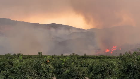 la silueta del helicóptero desaparece en el denso humo de los incendios forestales de california