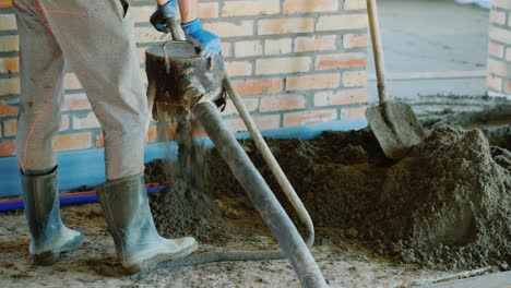 the builder puts a semi-dry mortar for finishing the floor