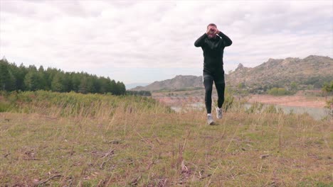 hombre entrenando en la hierba de un prado cerca de un bosque