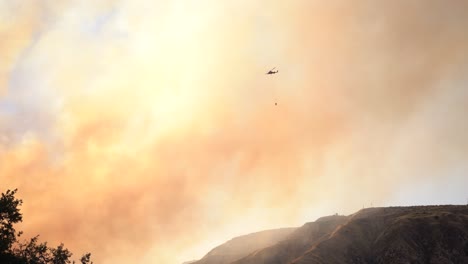 Helicóptero-Trabajando-Duro-En-Un-Incendio-Forestal