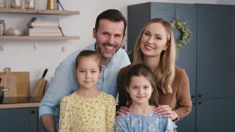 Retrato-De-Una-Familia-Caucásica-Sobre-La-Mesa-De-La-Cena-De-Pascua.