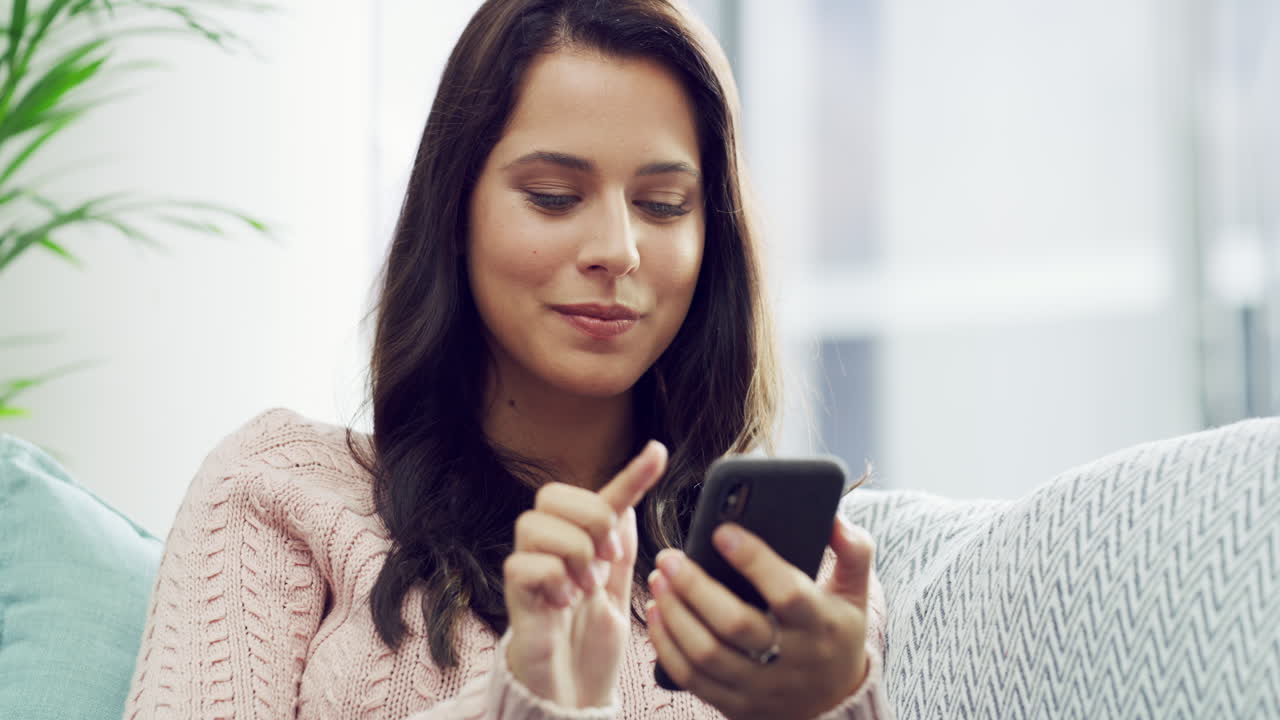 imágenes de video de 4k de una joven usando
