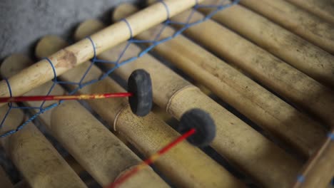 Handaufnahme-In-Zeitlupe-Von-Jemandem,-Der-Ein-Indonesisches-Xylophon-Spielt