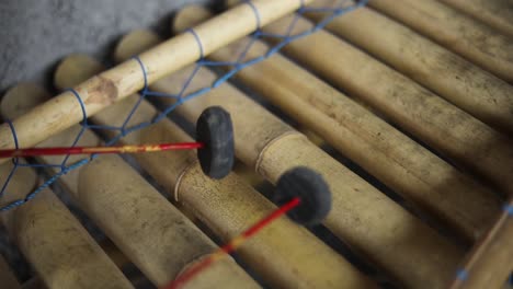 toma manual en cámara lenta de alguien tocando un xilófono indonesio