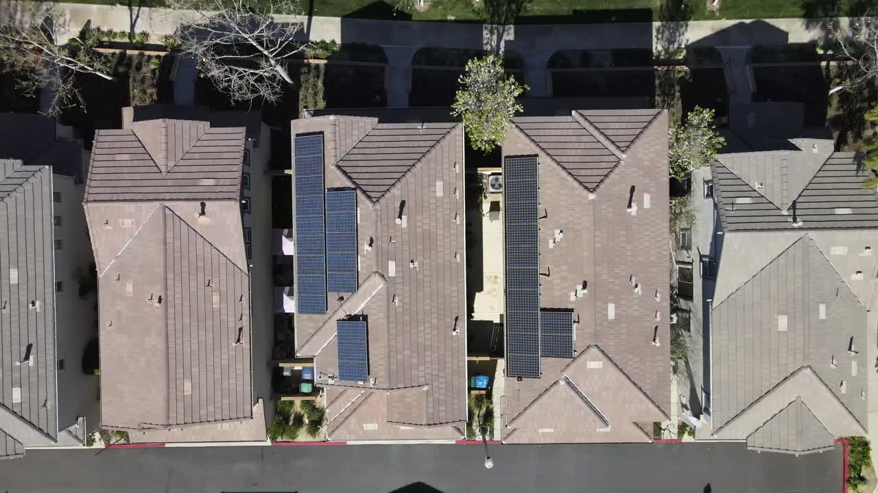 antena de ojo de pájaro, paneles solares en los techos de las casas, energía renovable, tustin, california