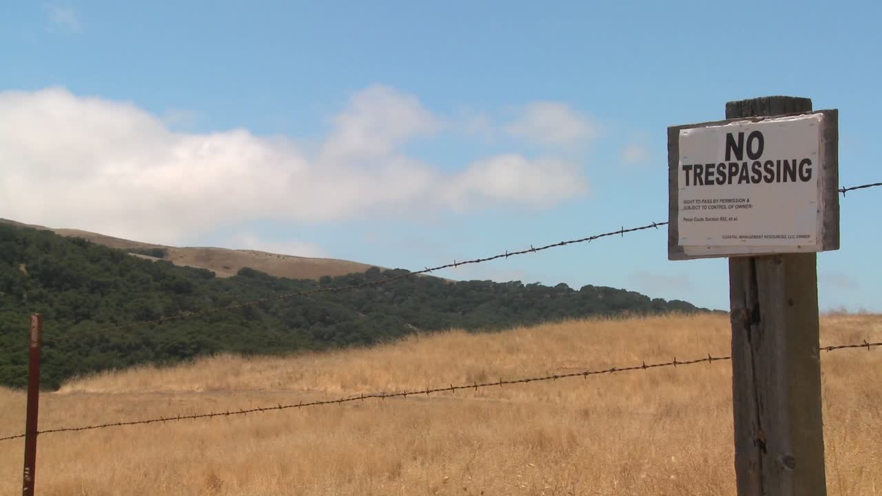 무단 침입 금지 표지판을 지나는 구름의 시간 경과 3