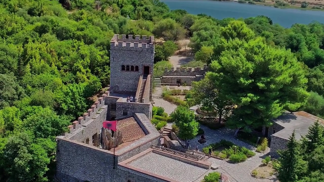 Esplorando un sito storico in Albania dall'alto vicino a un fiume