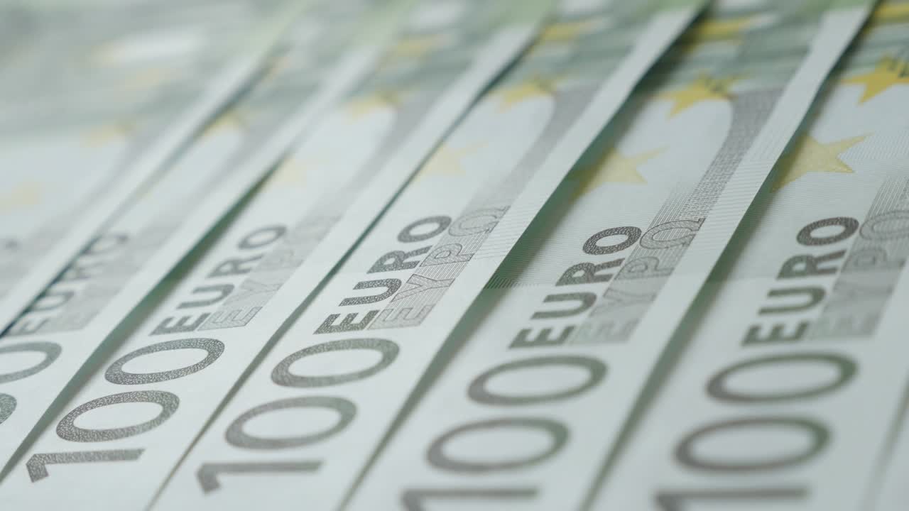 탁자 위에 있는 100유로 지폐의 클로즈업