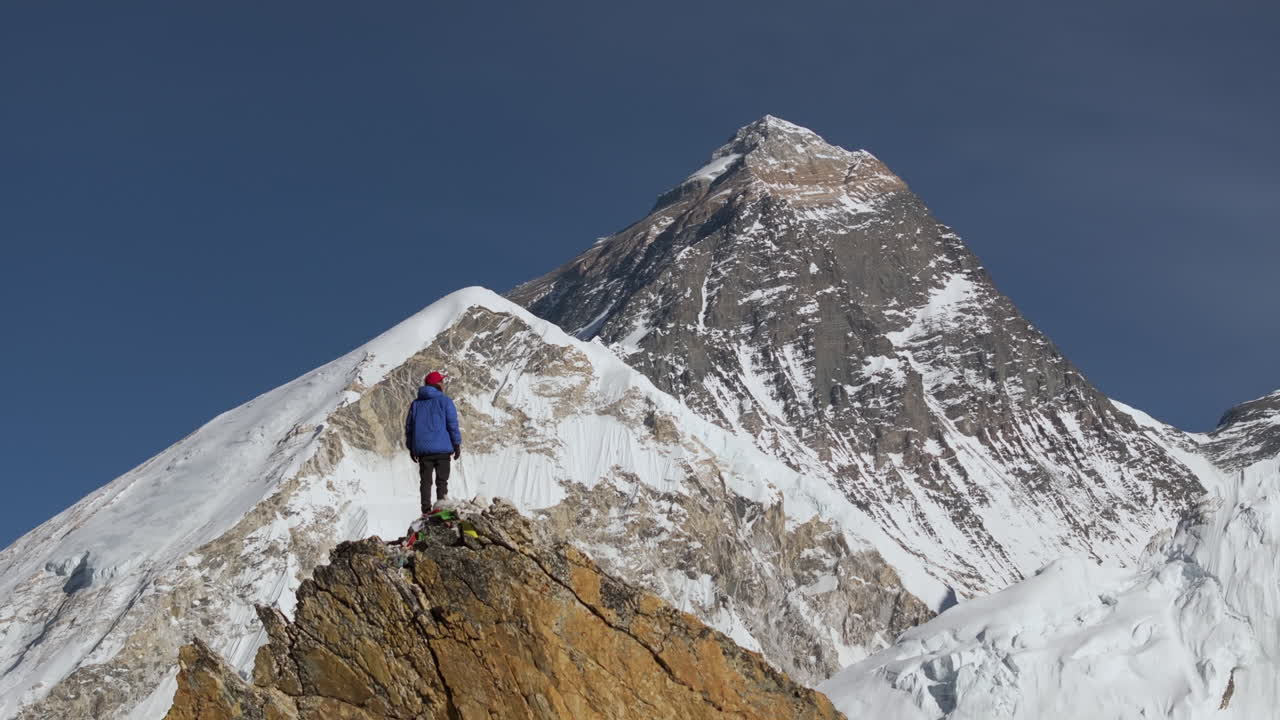 드론은 네팔의 에베레스트 기지 캠프 트렉에서 칼라파타르 전망대까지 성공적으로 산책했습니다.