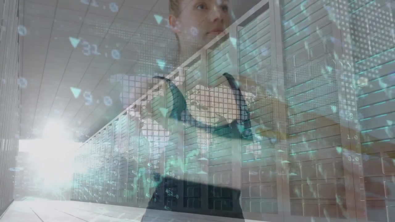 Donna in forma che fa stretching nel corridoio di un data center, con griglie olografiche che fluttuano intorno ai rack dei server